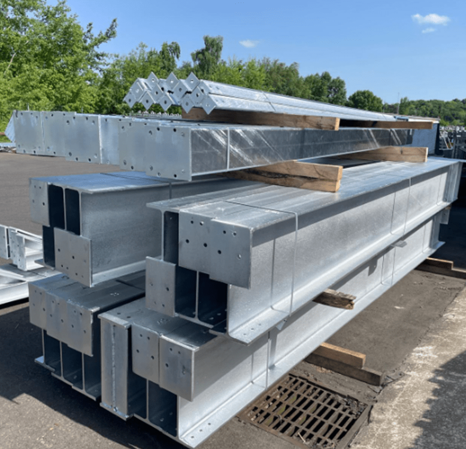 Poutres galvanisées à chaud, finition uniforme, prêtes à l’installation.