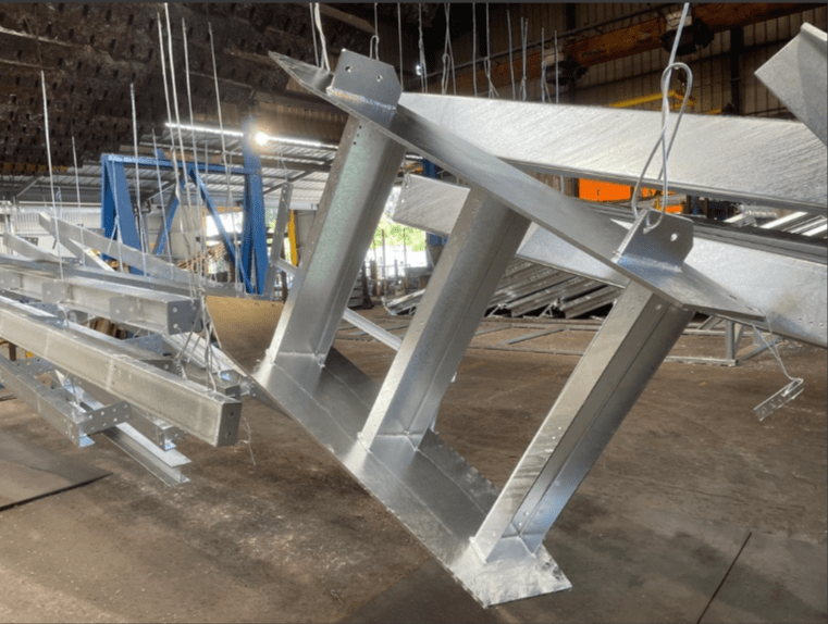 Pièces en acier suspendues, revêtues de zinc brillant après galvanisation à chaud selon la norme ISO 1461