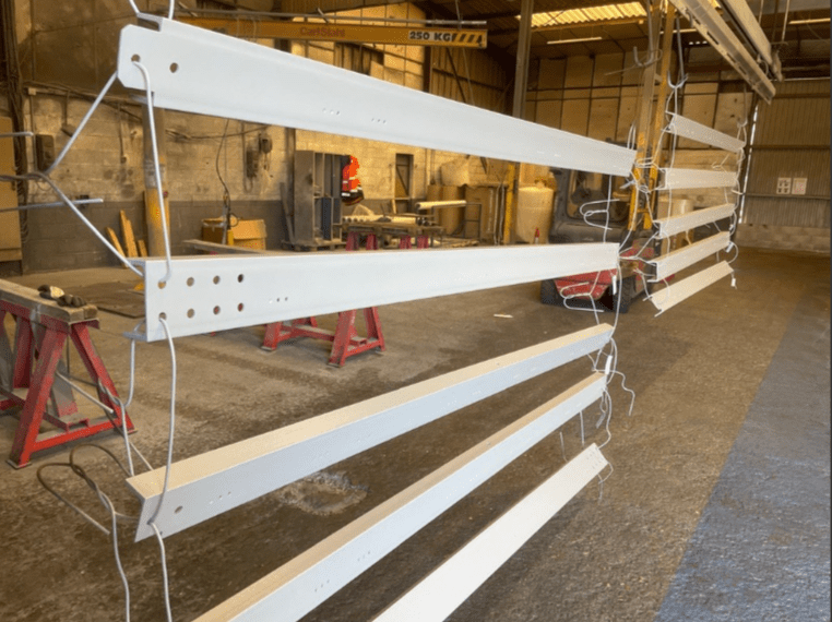 Profilés métalliques suspendus avec finition peinture poudre polyester RAL 9006 norme C4