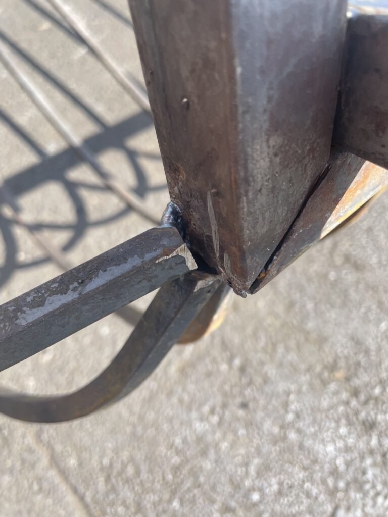 Angle mal soudé sans fermeture correcte, non conforme à la galvanisation.