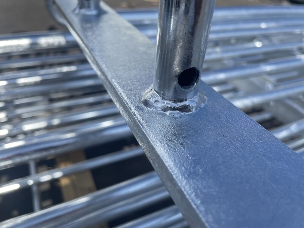 Soudure conforme avec trou de ventilation sur tube galvanisé