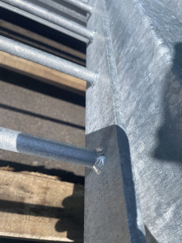 Assemblage galvanisé avec soudure continue sur tube.